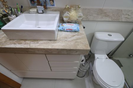 Casa de condomínio à venda com 160m², 3 quartos e 2 vagasBanheiro suíte 