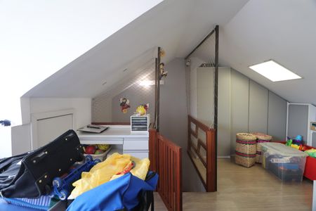 Casa de condomínio à venda com 160m², 3 quartos e 2 vagasSótão