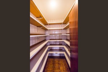 Casa de condomínio para alugar com 490m², 4 quartos e 4 vagasDespensa