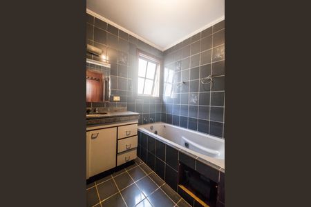 Casa de condomínio para alugar com 490m², 4 quartos e 4 vagasBanheiro da Suíte