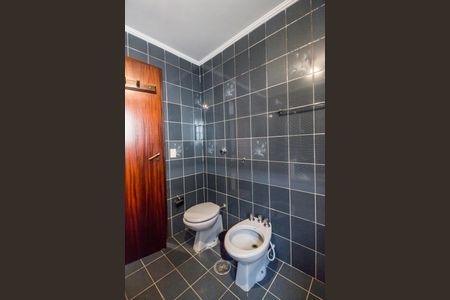 Casa de condomínio para alugar com 490m², 4 quartos e 4 vagasBanheiro da Suíte