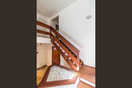 Casa de condomínio para alugar com 490m², 4 quartos e 4 vagasEscada