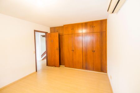 Casa de condomínio para alugar com 490m², 4 quartos e 4 vagasQuarto