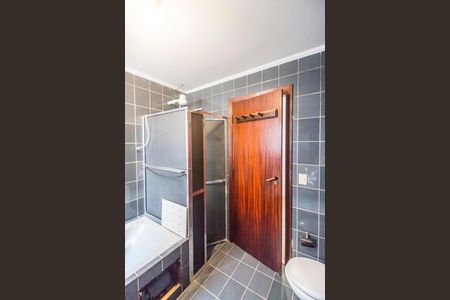 Casa de condomínio para alugar com 490m², 4 quartos e 4 vagasBanheiro da Suíte