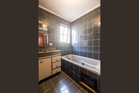 Casa de condomínio para alugar com 490m², 4 quartos e 4 vagasBanheiro da Suíte