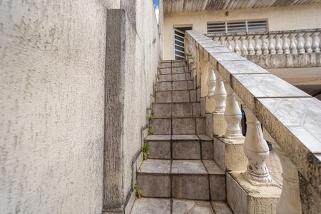 Casa para alugar com 300m², 3 quartos e 8 vagasEscada