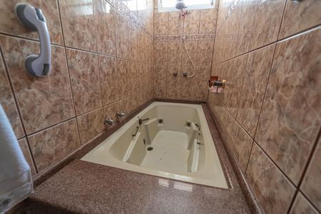 Casa para alugar com 300m², 3 quartos e 8 vagasBanheiro