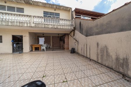 Casa para alugar com 300m², 3 quartos e 8 vagasQuintal