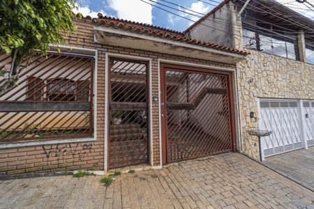 Casa para alugar com 300m², 3 quartos e 8 vagasFachada