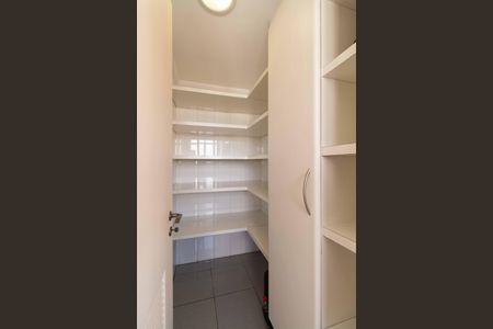 Apartamento à venda com 240m², 5 quartos e 4 vagas Apartamento à venda com 240m², 5 quartos e 4 vagasDispensa