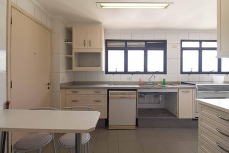 Apartamento à venda com 240m², 5 quartos e 4 vagas Apartamento à venda com 240m², 5 quartos e 4 vagasCozinha