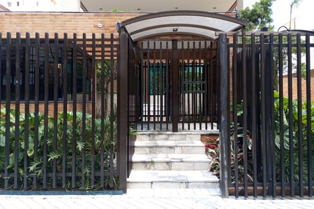 Apartamento à venda com 240m², 5 quartos e 4 vagas Apartamento à venda com 240m², 5 quartos e 4 vagasFachada e portaria