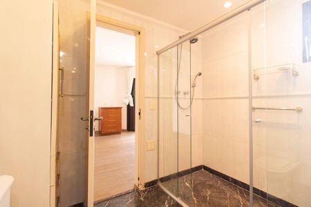 Apartamento à venda com 240m², 5 quartos e 4 vagas Apartamento à venda com 240m², 5 quartos e 4 vagasBanheiro da Suíte 1