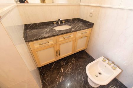 Apartamento à venda com 240m², 5 quartos e 4 vagas Apartamento à venda com 240m², 5 quartos e 4 vagasBanheiro da Suíte 1