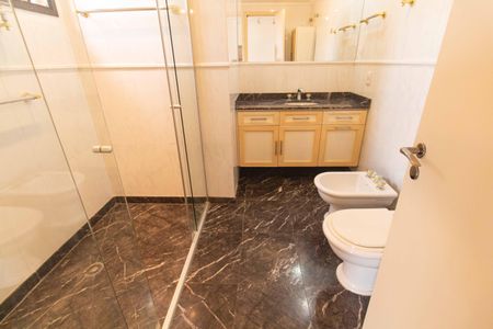 Apartamento à venda com 240m², 5 quartos e 4 vagas Apartamento à venda com 240m², 5 quartos e 4 vagasBanheiro da Suíte 1