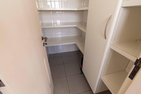 Apartamento à venda com 240m², 5 quartos e 4 vagas Apartamento à venda com 240m², 5 quartos e 4 vagasDispensa