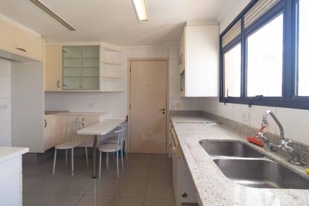 Apartamento à venda com 240m², 5 quartos e 4 vagas Apartamento à venda com 240m², 5 quartos e 4 vagasCozinha