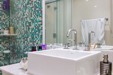 Apartamento à venda com 213m², 4 quartos e 4 vagasBanheiro da Suíte 2