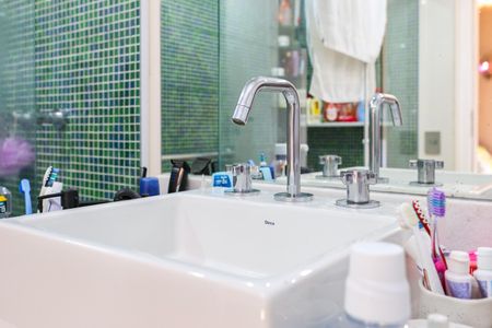 Apartamento à venda com 213m², 4 quartos e 4 vagasBanheiro da Suíte 1