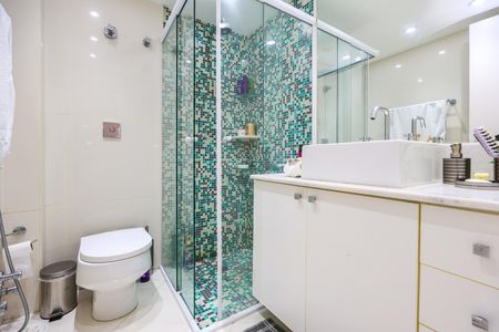 Apartamento à venda com 213m², 4 quartos e 4 vagasBanheiro da Suíte 2