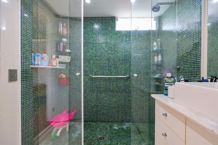 Apartamento à venda com 213m², 4 quartos e 4 vagasBanheiro da Suíte 1