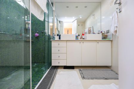 Apartamento à venda com 213m², 4 quartos e 4 vagasBanheiro da Suíte 1