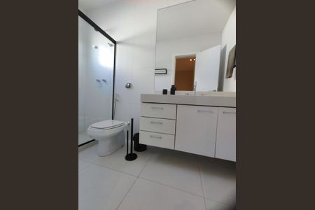 Casa de condomínio à venda com 372m², 3 quartos e 2 vagas Casa de condomínio à venda com 372m², 3 quartos e 2 vagasBanheiro da Suíte 3