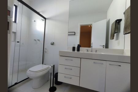 Casa de condomínio à venda com 372m², 3 quartos e 2 vagas Casa de condomínio à venda com 372m², 3 quartos e 2 vagasBanheiro da Suíte 3