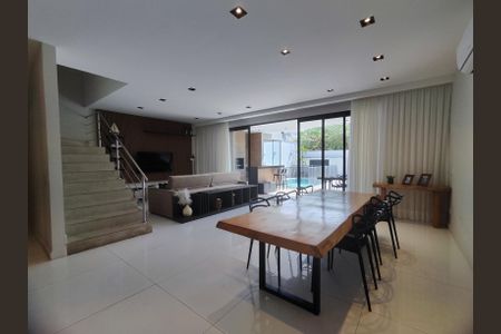 Casa de condomínio à venda com 372m², 3 quartos e 2 vagas Casa de condomínio à venda com 372m², 3 quartos e 2 vagasSala