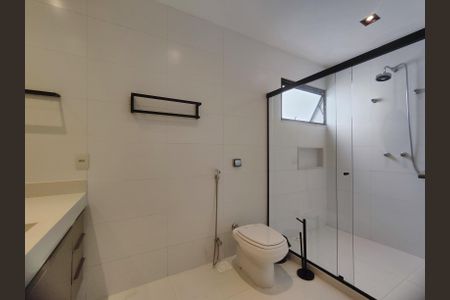 Casa de condomínio à venda com 372m², 3 quartos e 2 vagas Casa de condomínio à venda com 372m², 3 quartos e 2 vagasBanheiro da Suíte 1