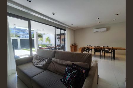 Casa de condomínio à venda com 372m², 3 quartos e 2 vagas Casa de condomínio à venda com 372m², 3 quartos e 2 vagasSala