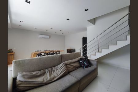 Casa de condomínio à venda com 372m², 3 quartos e 2 vagas Casa de condomínio à venda com 372m², 3 quartos e 2 vagasSala