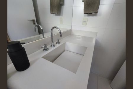 Casa de condomínio à venda com 372m², 3 quartos e 2 vagas Casa de condomínio à venda com 372m², 3 quartos e 2 vagasBanheiro da Suíte 3