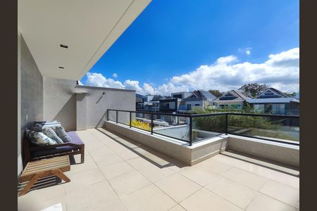 Casa de condomínio à venda com 372m², 3 quartos e 2 vagas Casa de condomínio à venda com 372m², 3 quartos e 2 vagasVaranda da Suíte 1