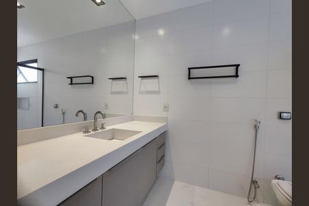 Casa de condomínio à venda com 372m², 3 quartos e 2 vagas Casa de condomínio à venda com 372m², 3 quartos e 2 vagasBanheiro da Suíte 1