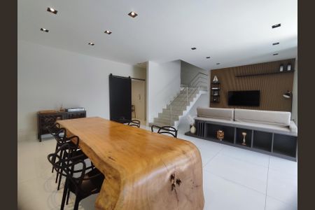 Casa de condomínio à venda com 372m², 3 quartos e 2 vagas Casa de condomínio à venda com 372m², 3 quartos e 2 vagasSala