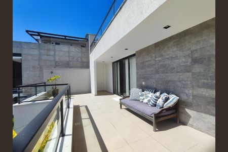 Casa de condomínio à venda com 372m², 3 quartos e 2 vagas Casa de condomínio à venda com 372m², 3 quartos e 2 vagasVaranda da Suíte 1