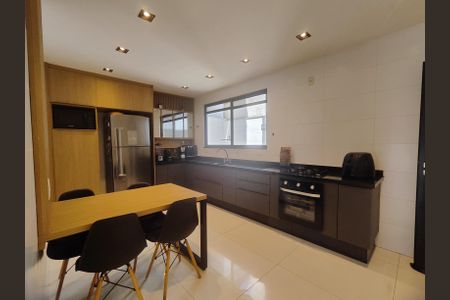 Casa de condomínio à venda com 372m², 3 quartos e 2 vagas Casa de condomínio à venda com 372m², 3 quartos e 2 vagasCozinha