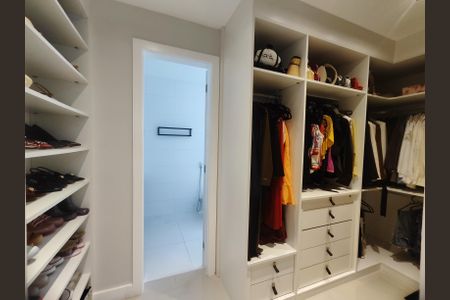 Casa de condomínio à venda com 372m², 3 quartos e 2 vagas Casa de condomínio à venda com 372m², 3 quartos e 2 vagasCloset da Suíte 1