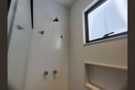 Casa de condomínio à venda com 372m², 3 quartos e 2 vagas Casa de condomínio à venda com 372m², 3 quartos e 2 vagasBanheiro da Suíte 2
