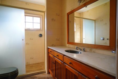 Casa à venda com 610m², 3 quartos e 2 vagasBanheiro suíte 