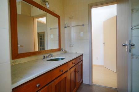 Casa à venda com 610m², 3 quartos e 2 vagasBanheiro suíte 