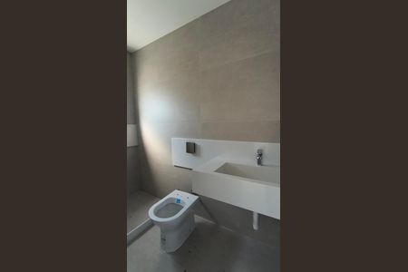 Casa de condomínio para alugar com 510m², 4 quartos e 2 vagasBanheiro da Suíte 4