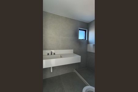 Casa de condomínio para alugar com 510m², 4 quartos e 2 vagasBanheiro do Sótão 