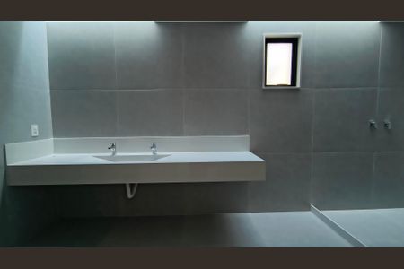 Casa de condomínio para alugar com 510m², 4 quartos e 2 vagasBanheiro da Suíte 2