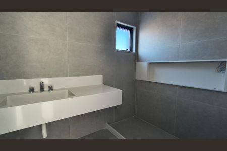 Casa de condomínio para alugar com 510m², 4 quartos e 2 vagasBanheiro do Sótão 