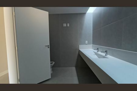 Casa de condomínio para alugar com 510m², 4 quartos e 2 vagasBanheiro da Suíte 2