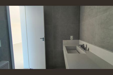 Casa de condomínio para alugar com 510m², 4 quartos e 2 vagasBanheiro do Sótão 