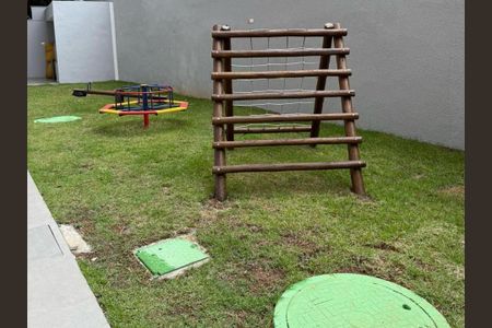 Apartamento à venda com 67m², 1 quarto e sem vagaJardim infantil com escada de madeira e balanço colorido, cercado por muro de concreto.