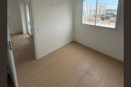 Apartamento à venda com 67m², 1 quarto e sem vagaParede branca, piso de madeira claro, janela com vista para a cidade, iluminação natural, nenhuma decoração, qualidade média.